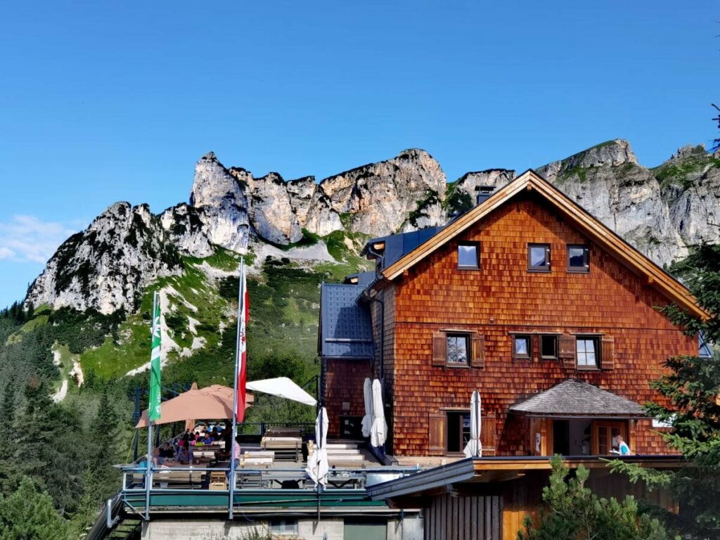 Die Erfurter Hütte in Eben am Achensee - überragt vom Dalfazer Kamm im Rofangebirge