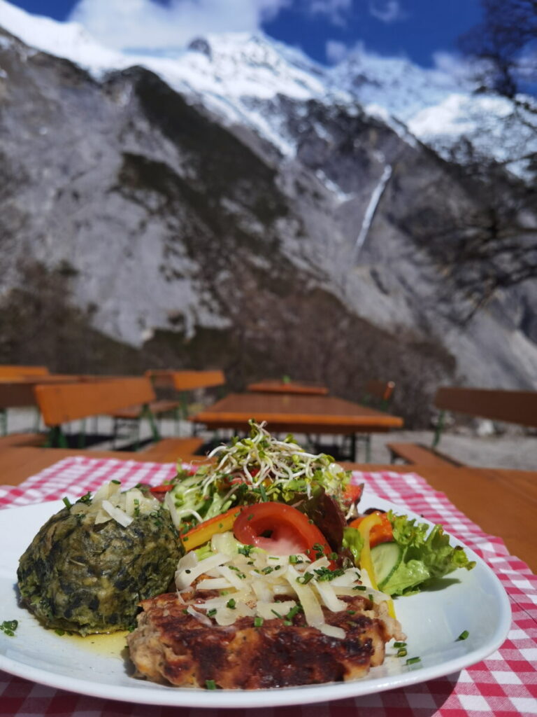Empfehlenswerte Einkehr im Alpengasthof St. Magdalena Halltal - Knödel mit Salat und Bergblick