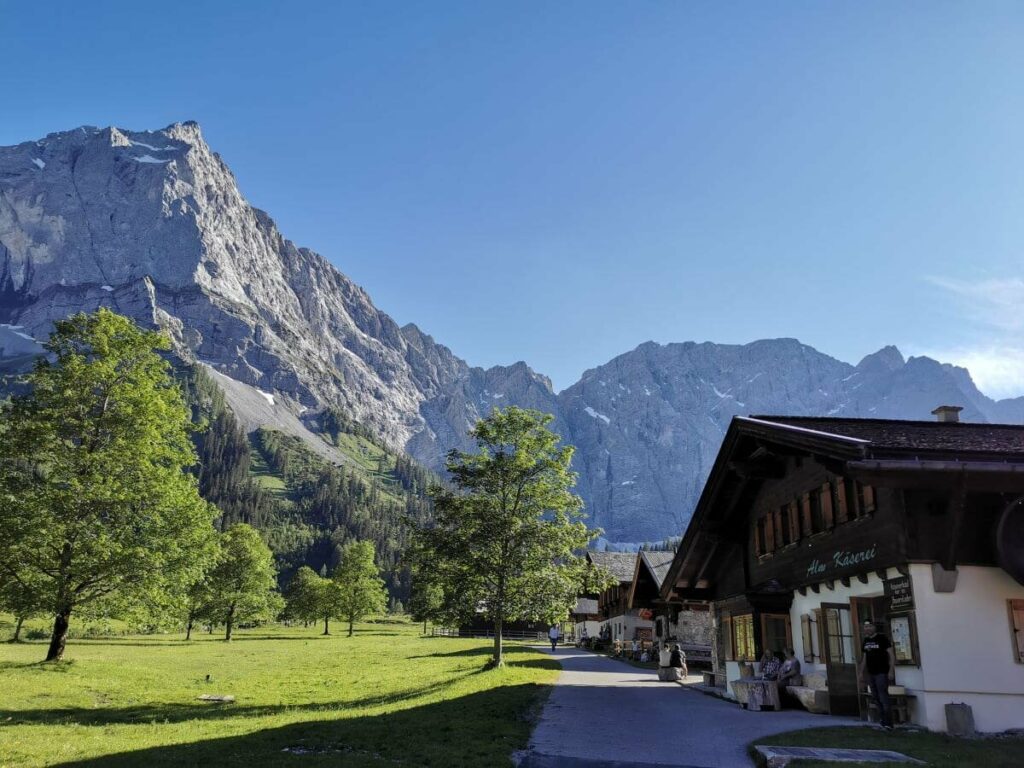 Die aktuellen Engalm Öffnungszeiten, der Rasthütte in der Eng und dem Käseladen - so kannst du dies alles genießen