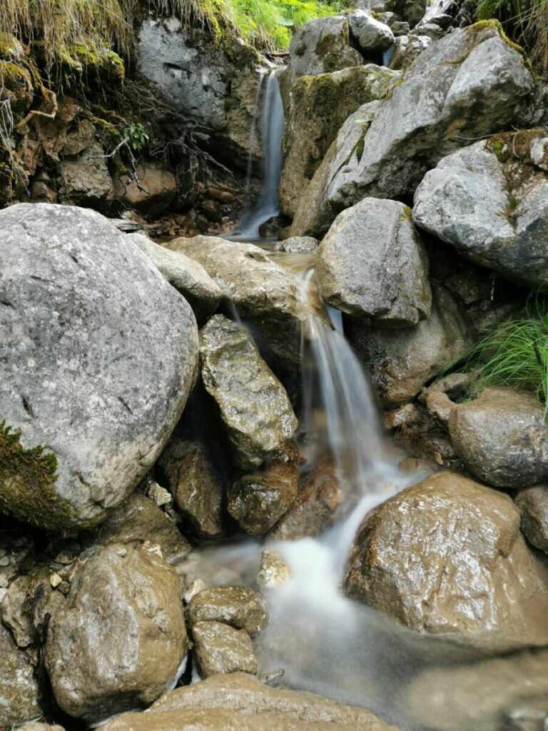 Zur Erfurter Hütte wandern - der Wandersteig führt ein Stück am Bach entlang