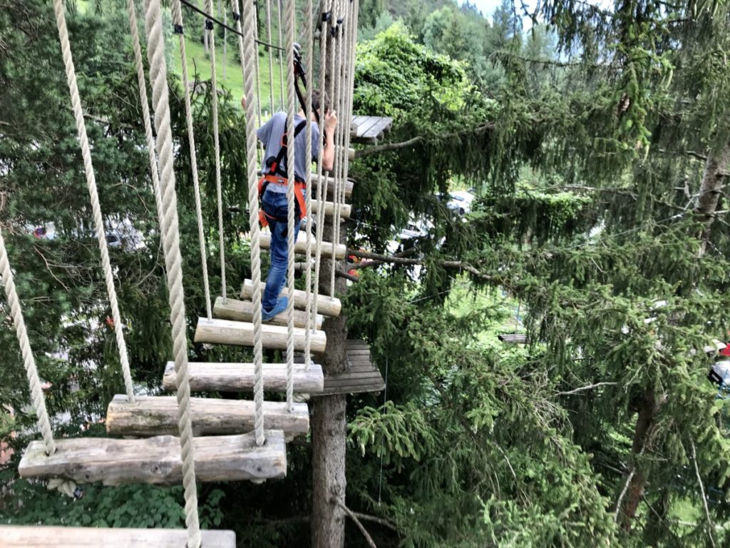 Geht auch bei leichtem Regen oder unbeständigem Wetter: Der Kletterwald Garmisch Partenkirchen