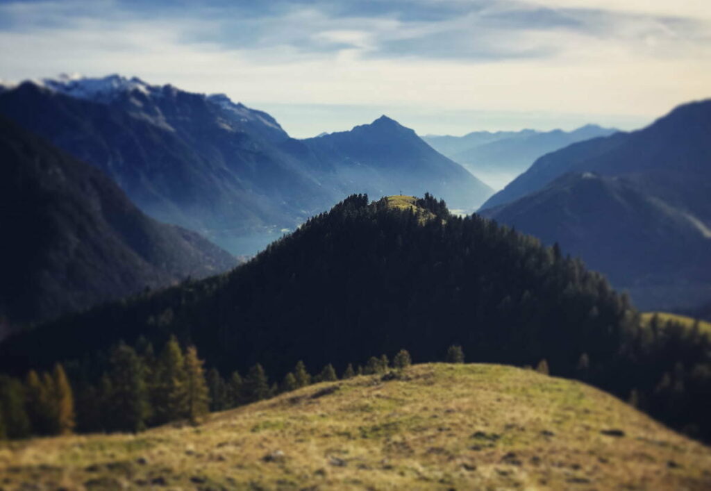 Aus dem Gerntal von der Mautstrasse auf den Feilkopf wandern - das ist der Gipfel in der Mitte mit dem Kreuz