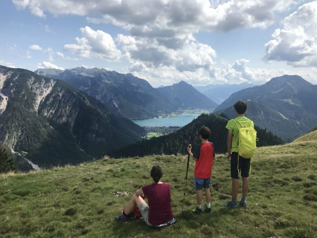 Was für ein Ausblick auf dem Feilkopf Gipfel! Das ist der Blick auf den Achensee