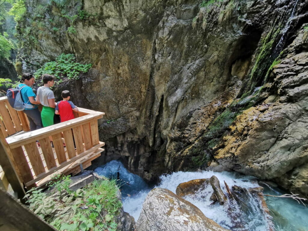 Wunderbare Frühlingswanderung Tirol - Das türkisgrüne Wasser in der Klamm fasziniert