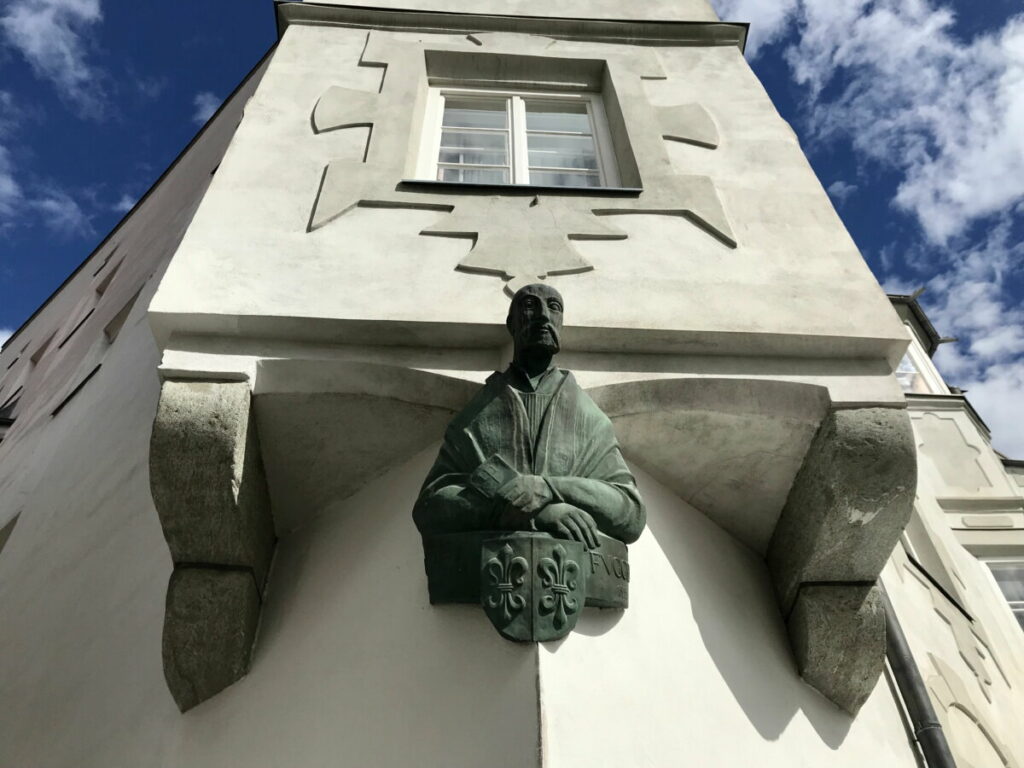 Das Fuggerhaus Schwaz - mit der Fugger Büste