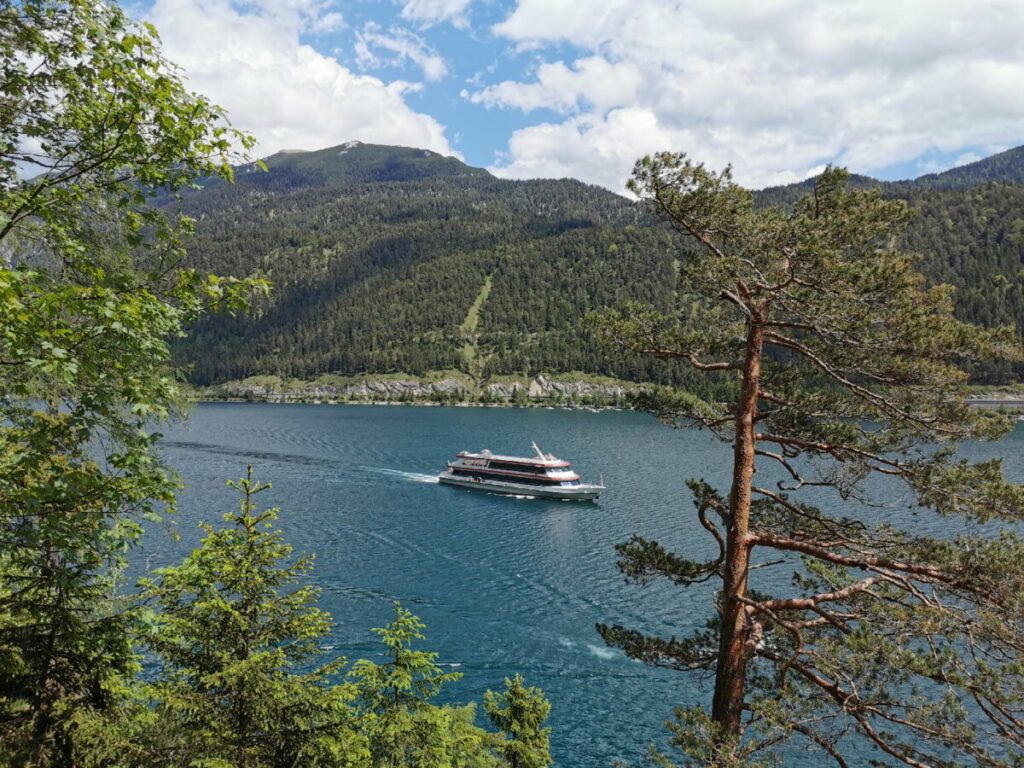 Vom Wandersteig können wir das Achensee Schiff schauen mit Kurs Richtung Gaisalm