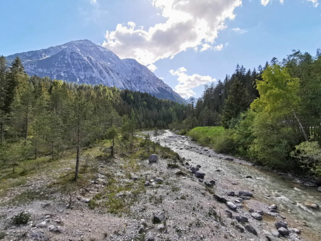 Im schönen Gaistal startet die Wanderung - rechts hinter den Bäumen ist der Parkplatz