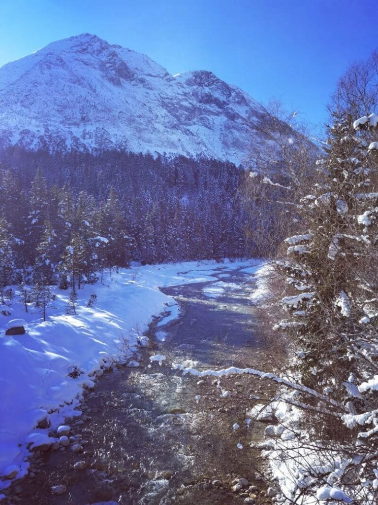 Gaistal im Winter:  Leutascher Ache mit Blick auf die Hohe Munde