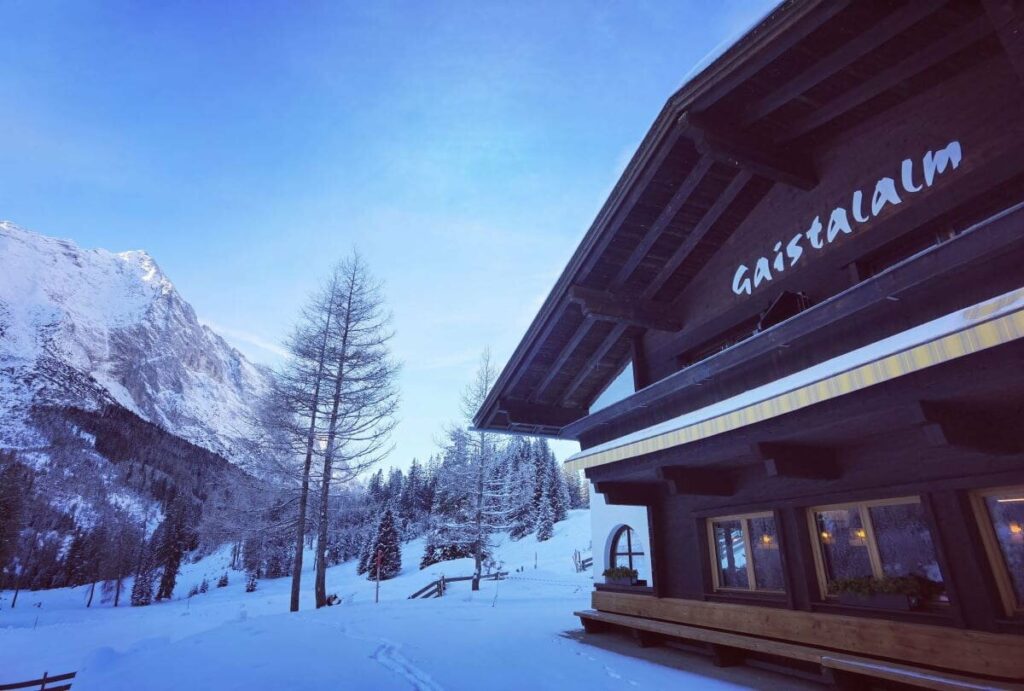 Die verschneite Landschaft rund um die Gaistalalm im Winter