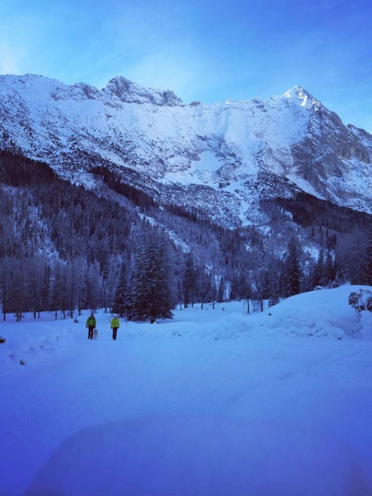 Echte Seefeld Winterwanderung in den verschneiten Bergen zur Gaistalalm