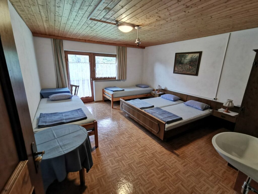 Gaistalalm übernachten - es gibt ein Viererzimmer und ein kleines Lager
