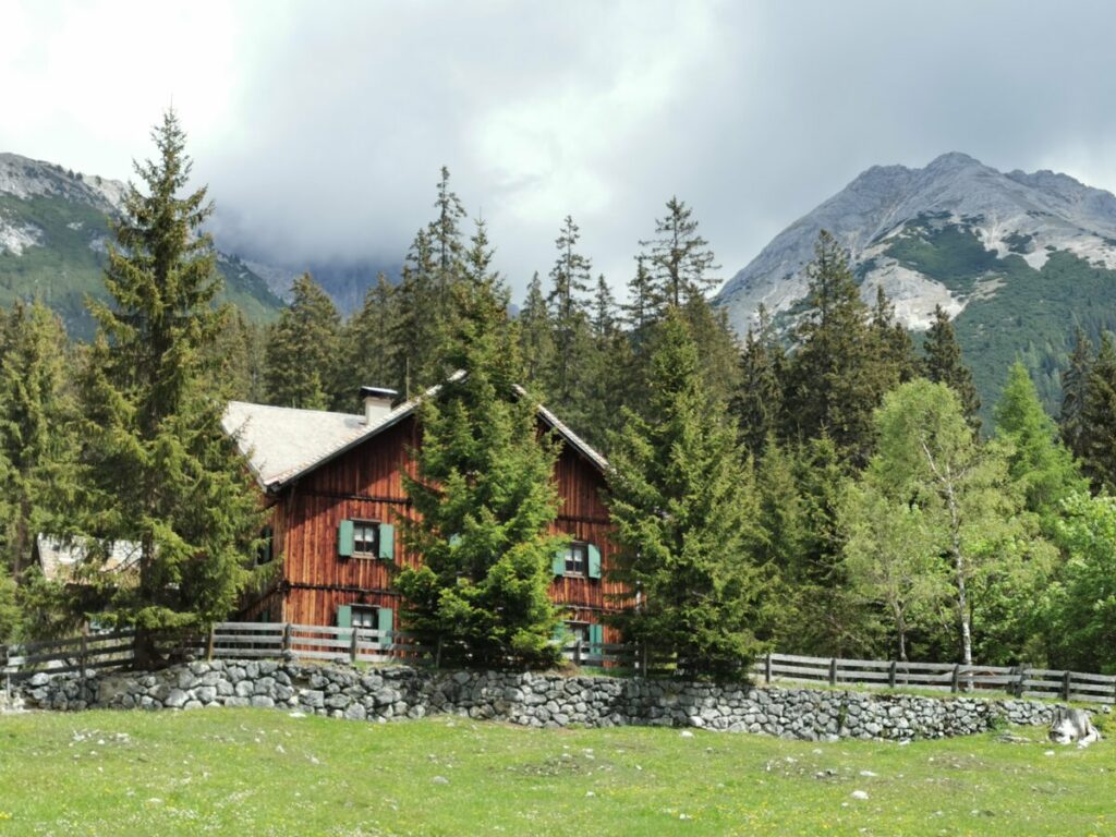 Das ist das Ganghoferhaus im Gaistal - für den Öffentlichkeit leider nicht zugänglich