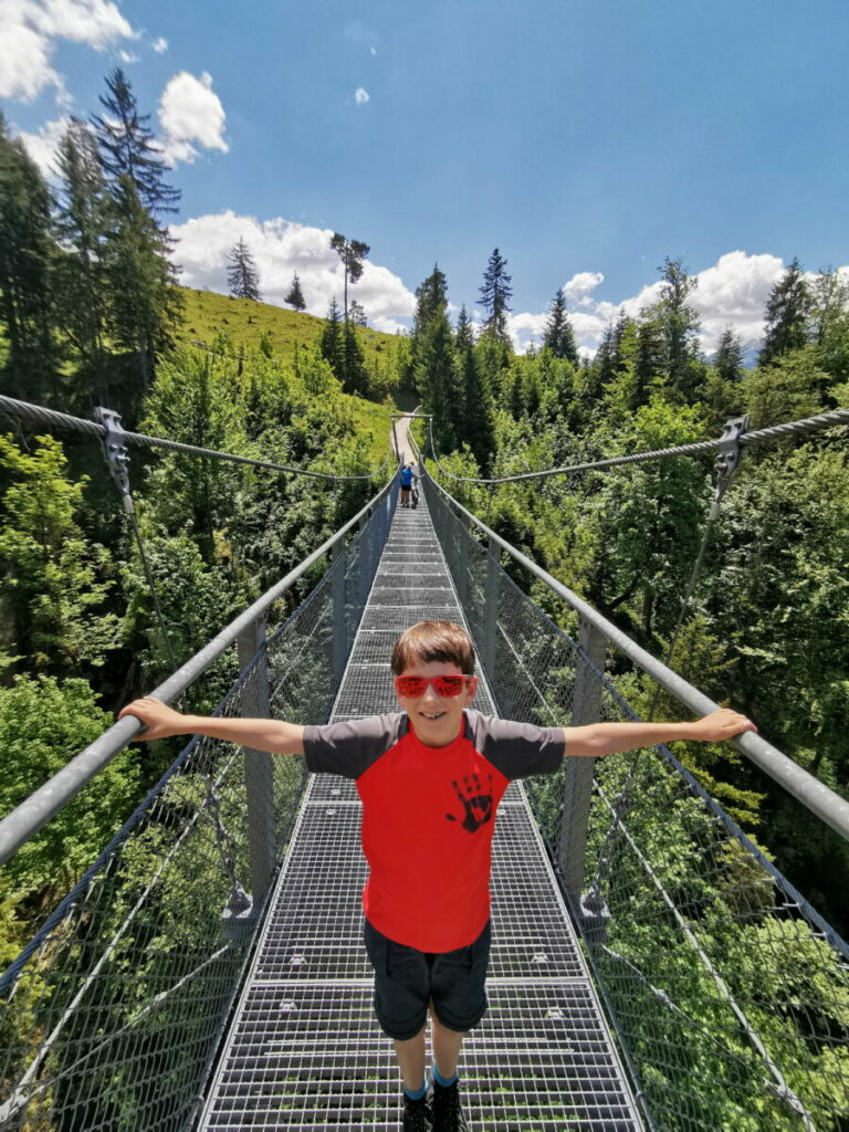 Die Hängebrücke ist direkt neben der Tannenhütte - und ideal für deine Familienwanderung