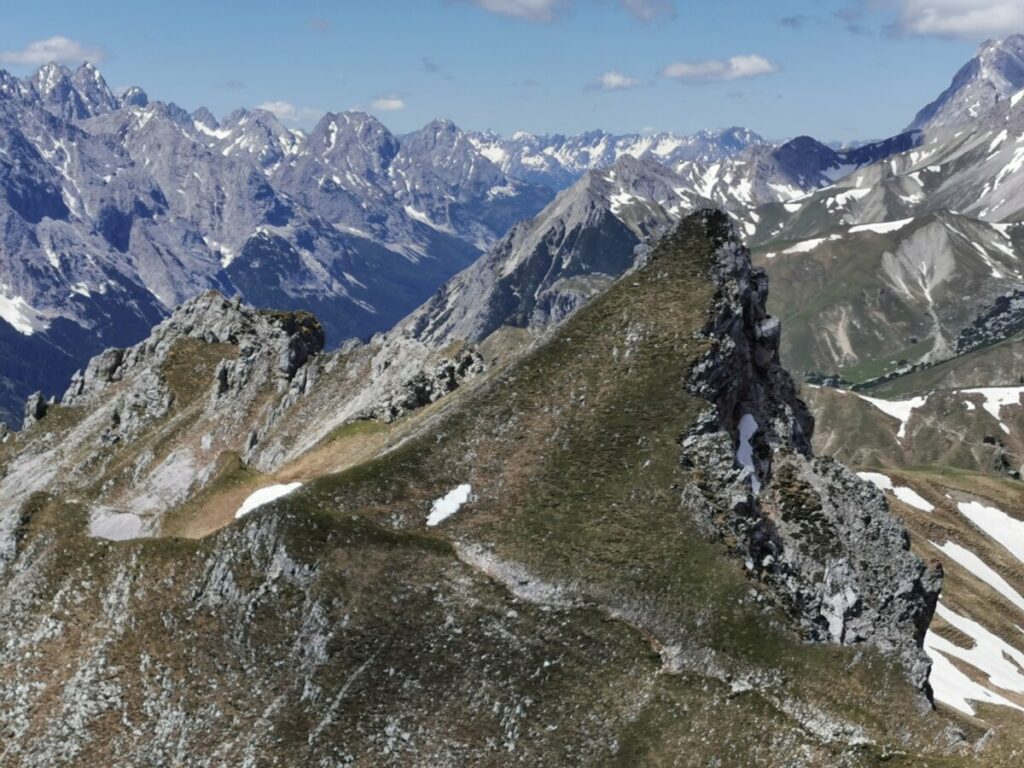 Auf dem Weg zur Gehrenspitze querst du den gesamten Hang im Bild