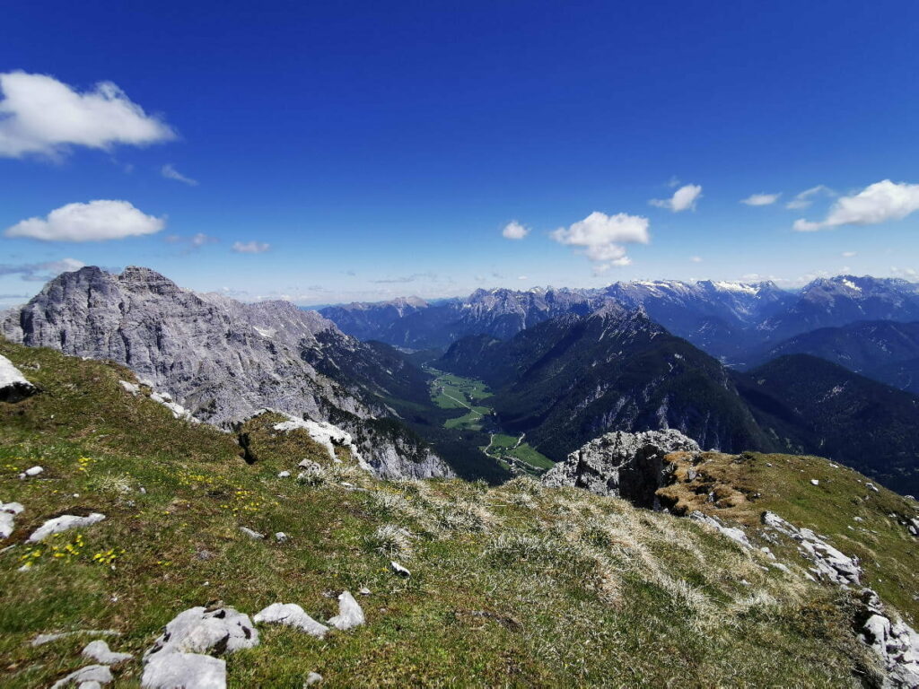 Im Wettersteingebirge wandern - dein Ausblick von der Gehrenspitze!