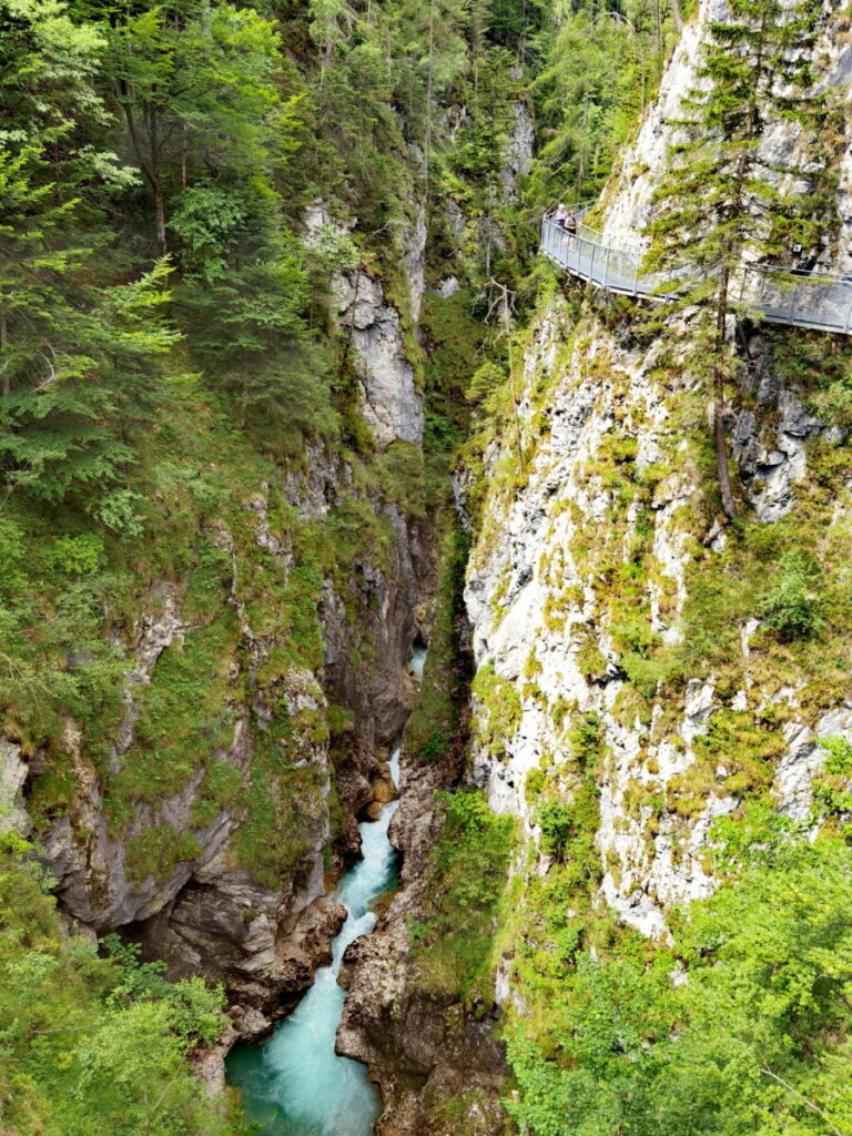 Geisterklamm Mittenwald: Der Wandersteig führt gut gesichert am Felsen entlang