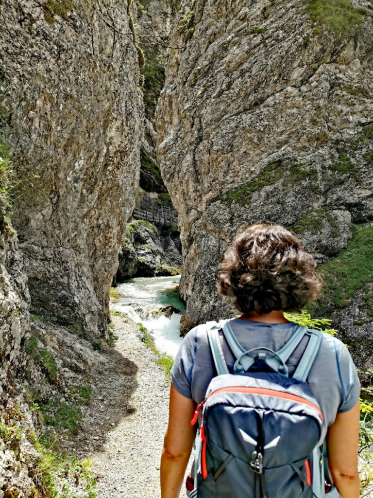 Zwischen diesen beiden engen Felsen beginnt die Gleirschklamm Wanderung