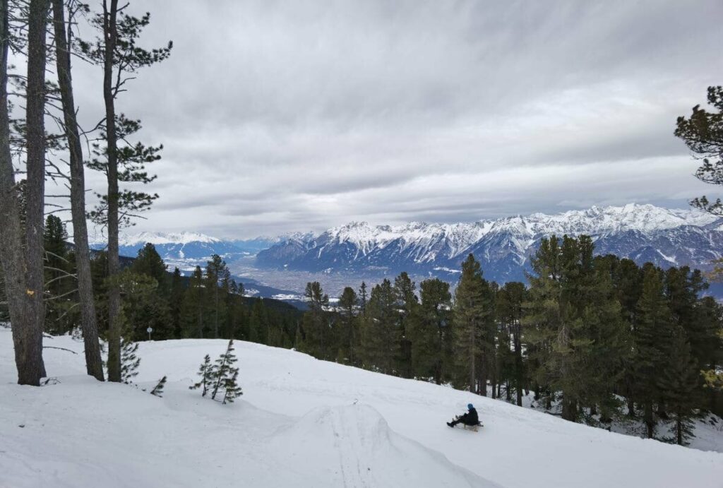 Die 4 Kilometer lange Glungezer Rodelbahn bietet oben diesen Ausblick auf´s Karwendel samt Innsbruck