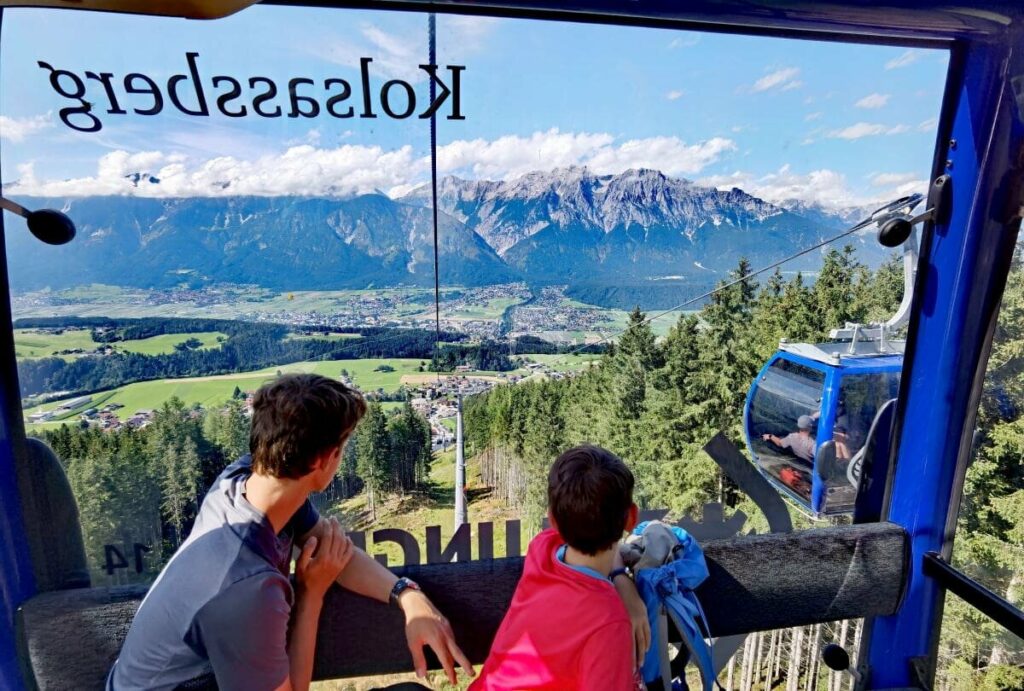 Ausblick aus der Glungezerbahn Gondel auf das Karwendel