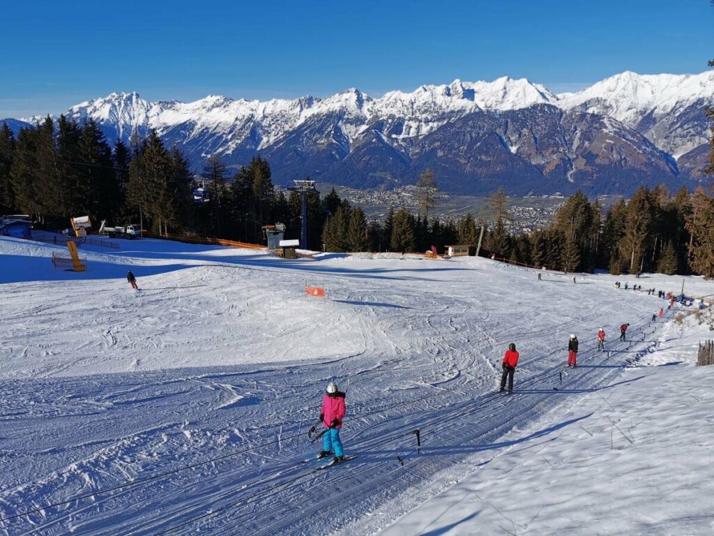 Am Glungezer skifahren mit Kindern - der schneesichere Seillift bei Halsmarter