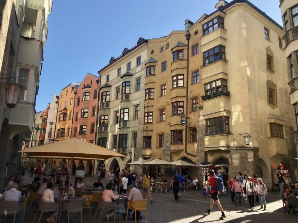 Goldenes Dachl Innsbruck - mit den schönen Häusern rundherum