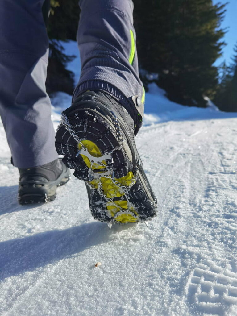 So funktionieren gute Grödel - die Zacken geben im harten Schnee und auf Eis perfekten Grip