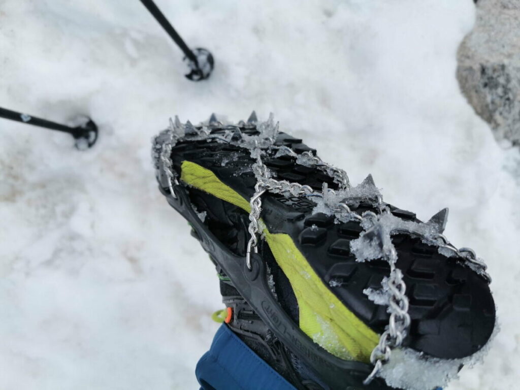 Meine snowlines Grödel lassen sich über jeden Wanderschuh ziehen und geben Halt bei einem Schneefeld