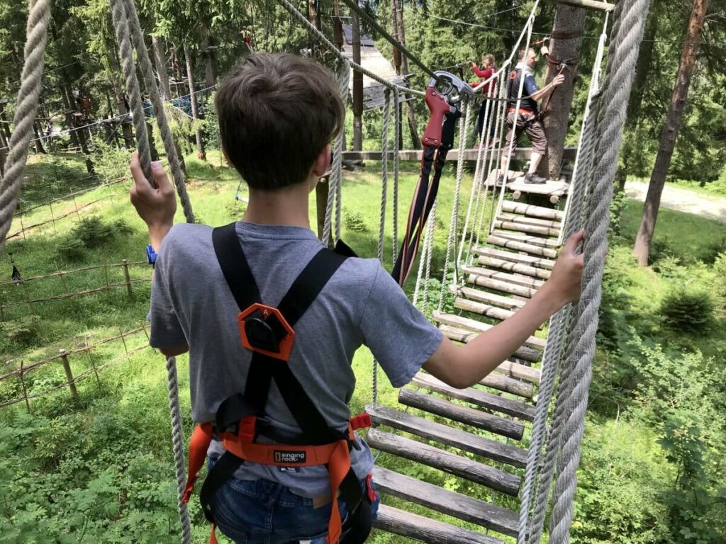 Hängebrücke mit Sicherung - im Hochseilgarten Garmisch Partenkirchen