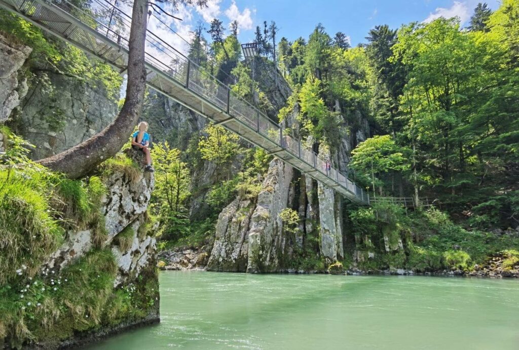 Das ist die Klobenstein Hängebrücke - oben siehst du auch eine der Aussichtsplattformen