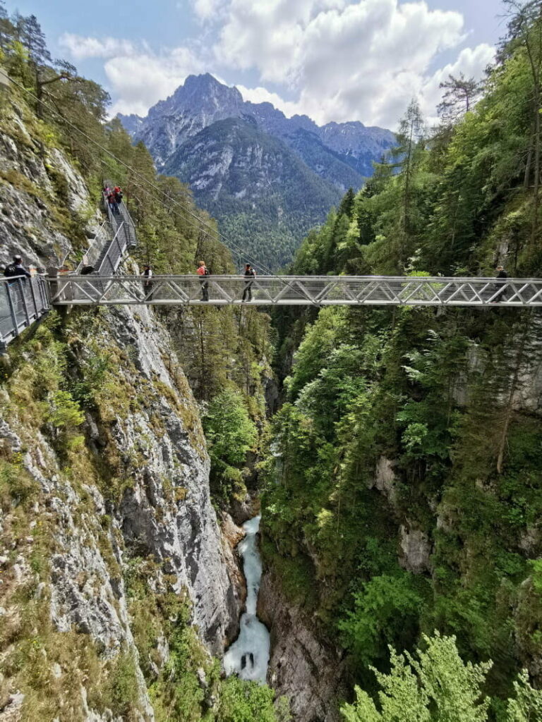 Grandiose Hängebrücke in der Leutaschklamm mit Blick zum Karwendel