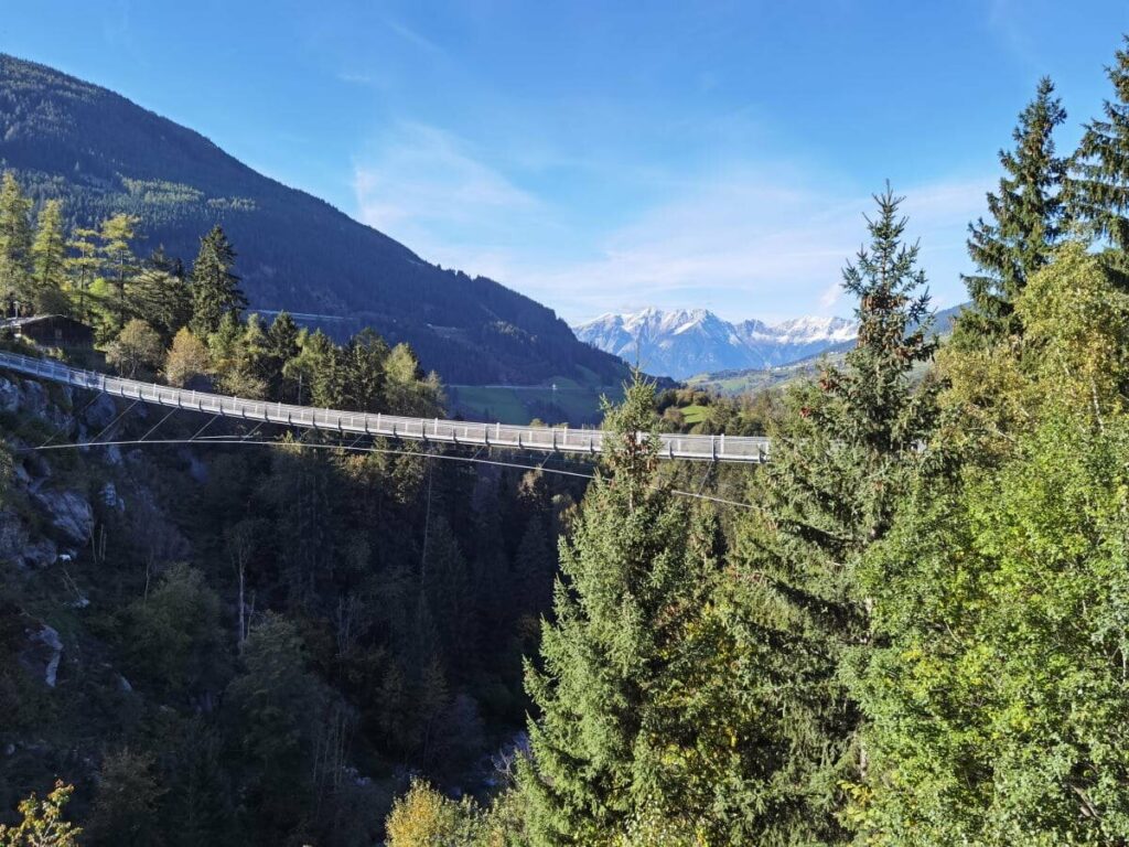Blick von der Hängebrücke auf das Karwendel