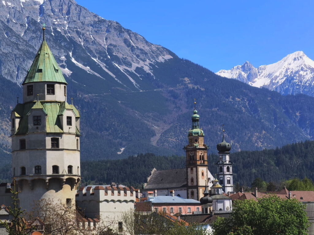 Die Silhoutte der Türme prägen das Stadtbild von Hall in Tirol am Fuße des Karwendel