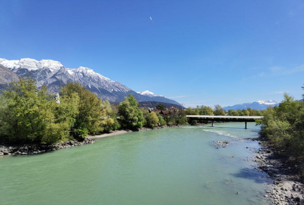 Der grüne Inn fließt an der historischen Altstadt von Hall in Tirol vorbei