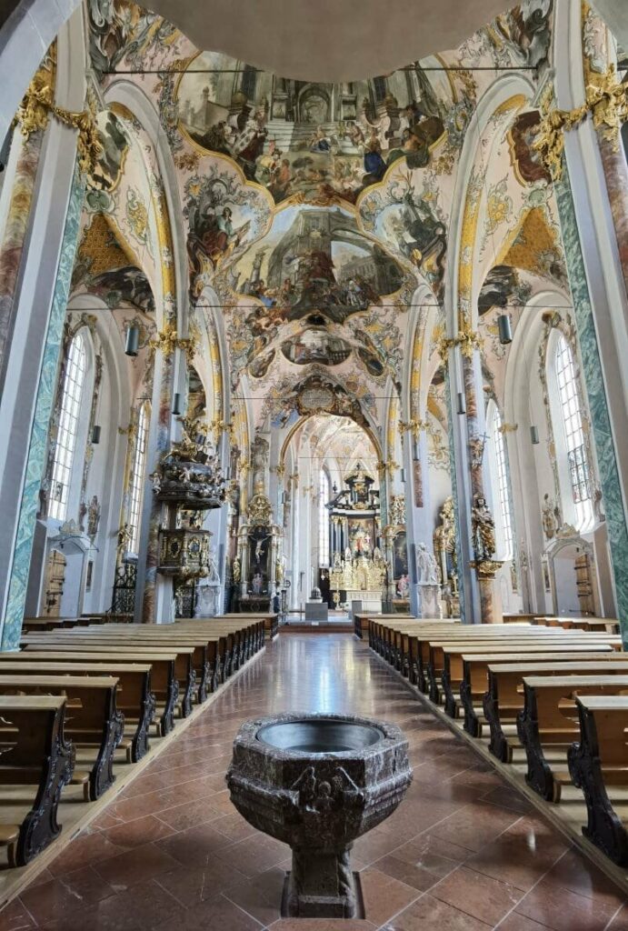 Die prächtige St. Nikolaus Kirche in Hall in Tirol