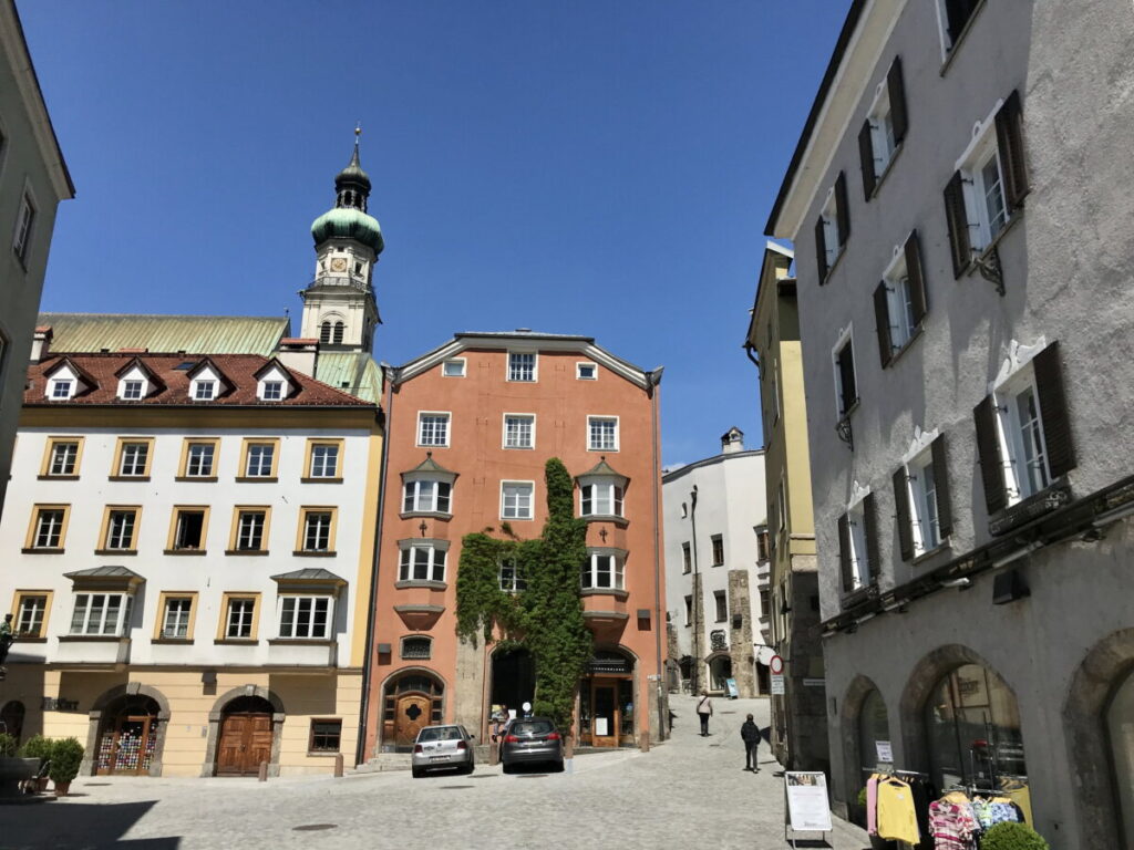 Geh hinein in die historische Altstadt und entdecke die Hall in Tirol Sehenswürdigkeiten