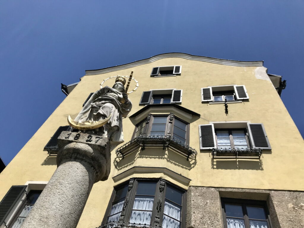 Viele Brunnen und schmucke Hausfassaden prägen die historische Altstadt von Hall