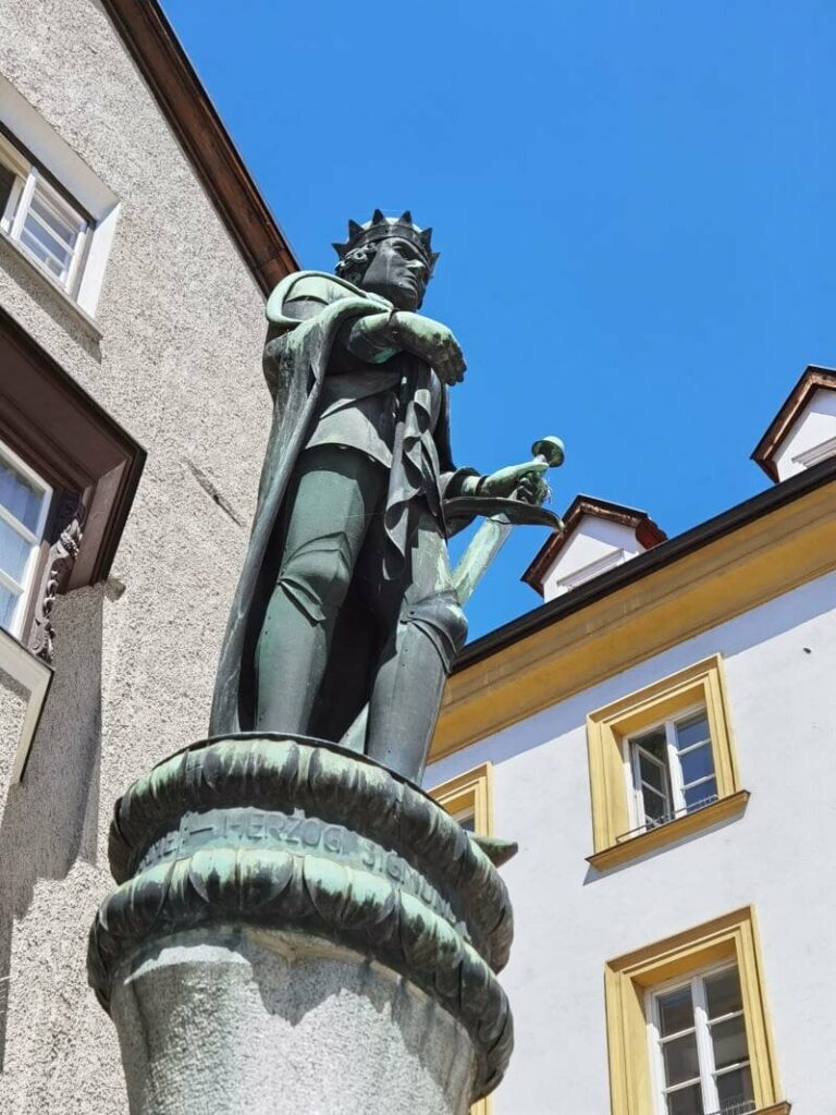 Hinein in die Altstadt Hall in Tirol - wo Sigmund der Münzreiche den Brunnen am unteren Stadtplatz ziert