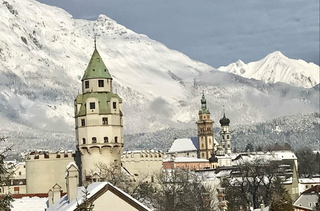 Sind die eindrucksvollen Türme von Hall in Tirol im Winter, überragt vom Karwendel