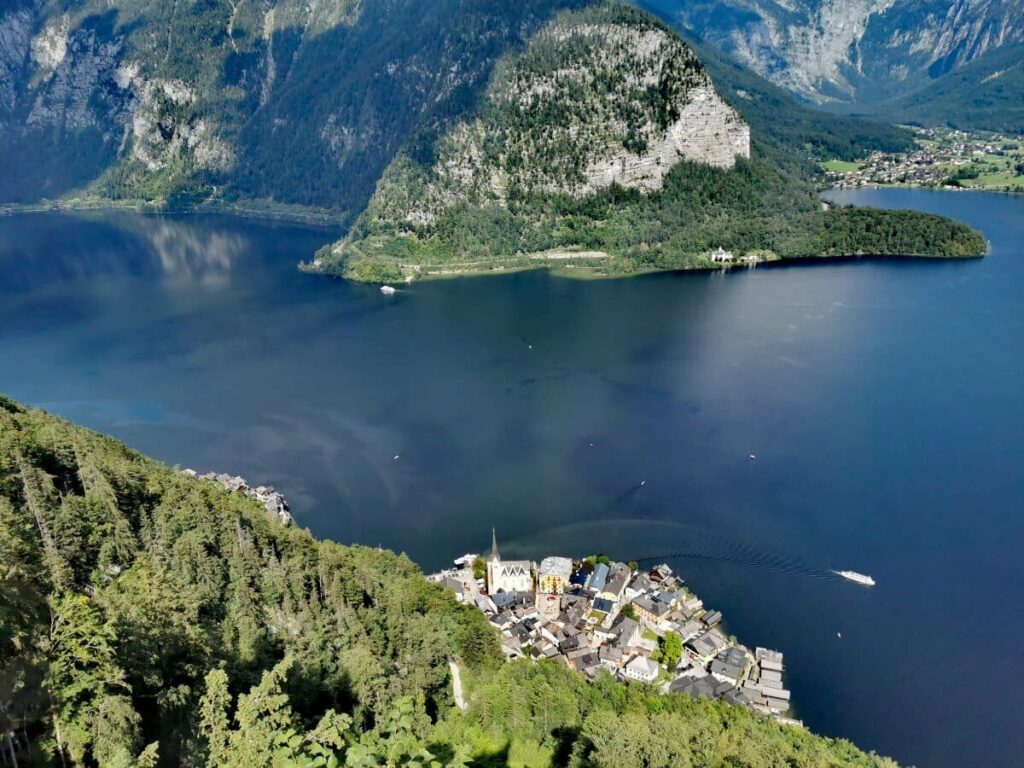 Highlight der Österreich Seen im Salzkammergut: Der historische Ort Hallstatt am Hallstätter See