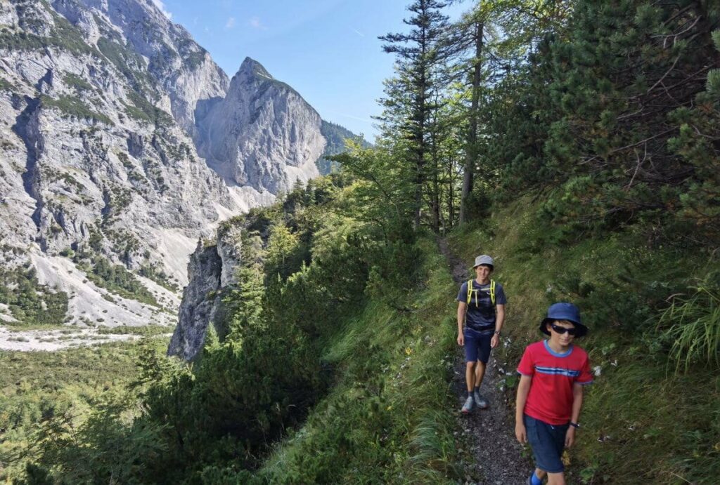 Im Halltal wandern - das gefällt uns allen sehr, hier der aussichtsreiche Weg nach St. Magdalena