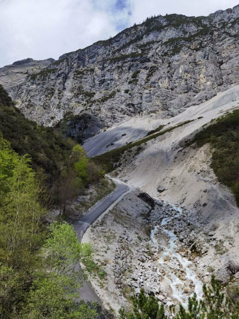 Der Blick vom Steig auf die Halltal Straße - offizielle MTB Route zum Alpengasthof St. Magdalena