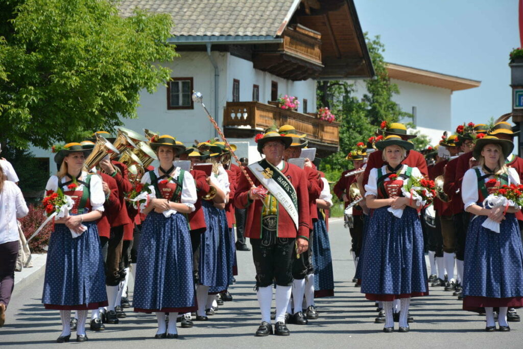 Traditionelle Herz Jesu Prozession in Weerberg