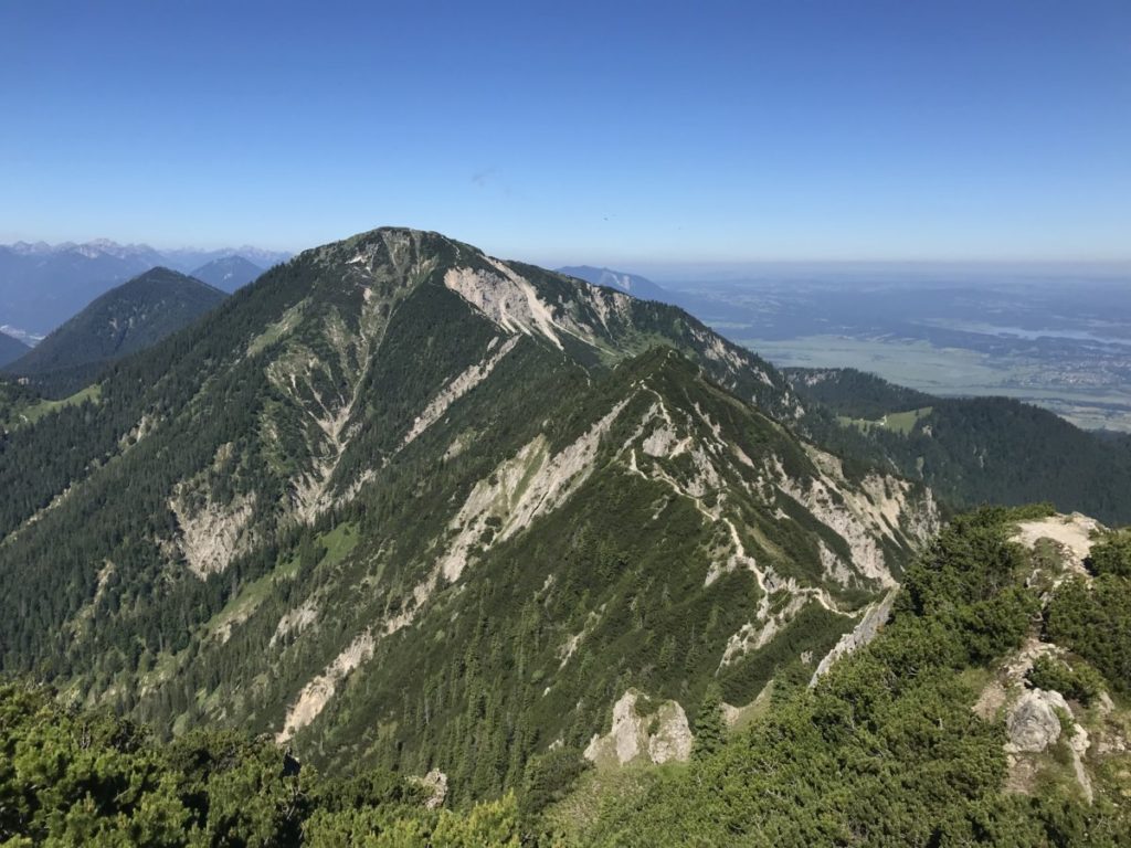 Das ist der Grat Herzogstand Heimgarten - hier verläuft die Wanderung. Du kannst den Weg am Grat sehen.