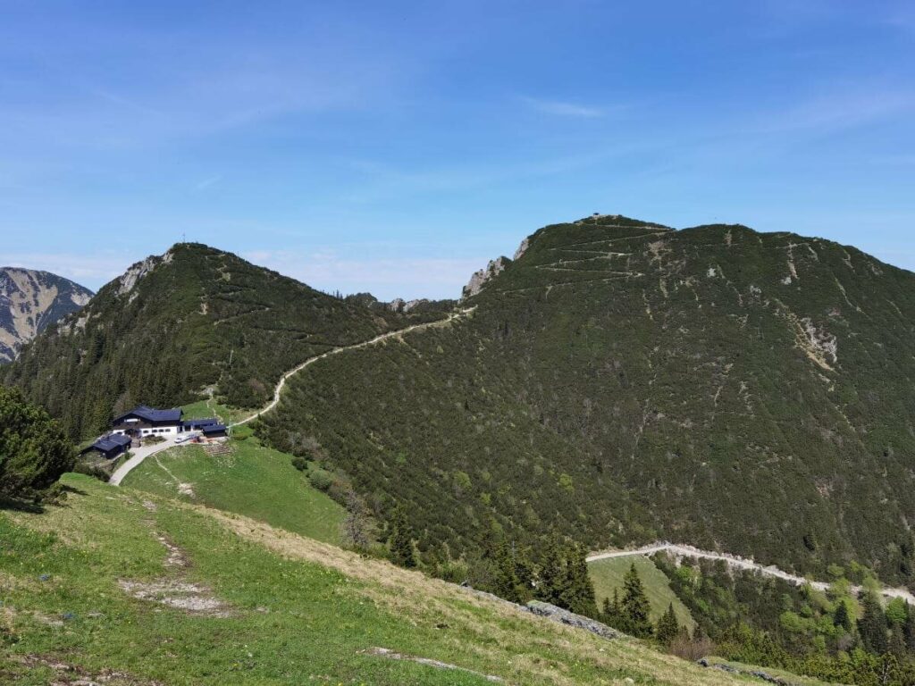 Links im Bild der Martinskopf, rechts der klassische Herzogstand Gipfel mit dem Pavillion