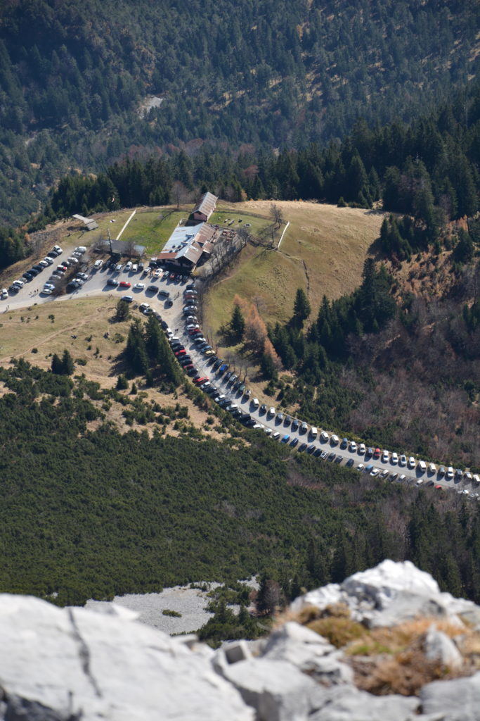 Alleine bist du hier nicht: Der Hinterhornalm Parkplatz von oben gesehen