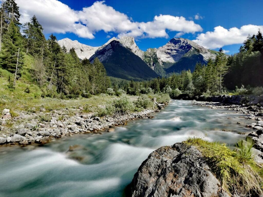 So ist die idyllische Natur in Hinterriss: Der Rißbach mit dem Karwendel