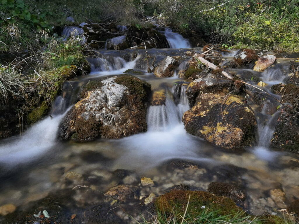 Das Hirschbad mit dem glasklaren Wasser im Halltal