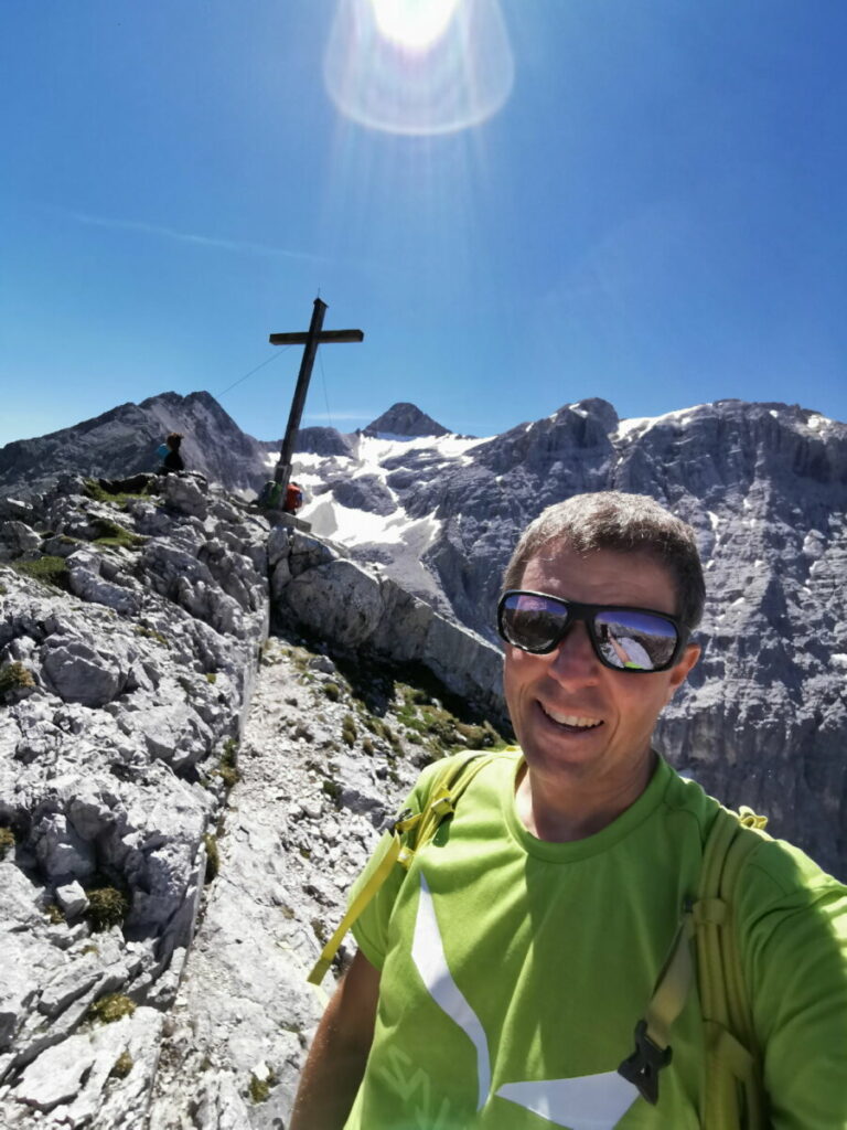 Und hier ist rechts vom Gipfelkreuz die Birkkarspitze zu sehen - mit Schnee im Juli