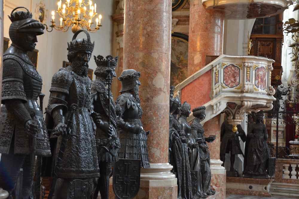 Die schwarzen Mander in der Hofkirche zählen zu den Innsbruck Sehenswürdigkeiten