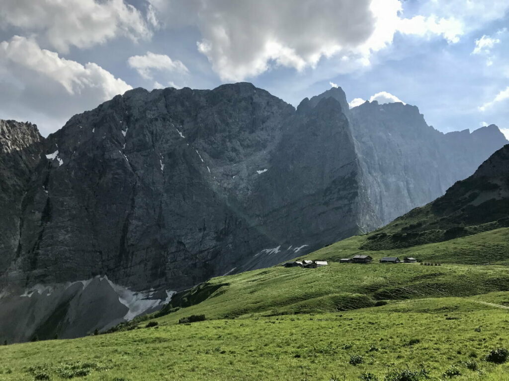 Der Laliderer Hochleger wird überragt von der Dreizinkenspitze, rechts die Laliderer Wände